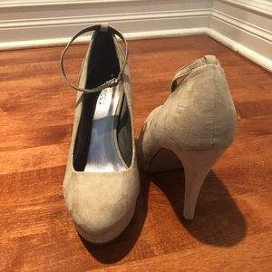 Cream Pumps, Like New!
